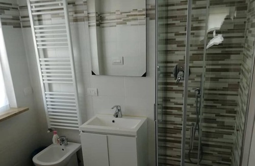 Grassobbio Bed & Breakfast | Bgy Airport House Ampia Camera Matrimoniale con Balcone