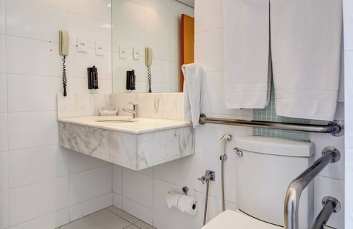 Liberdade Hotel | Welcoming BH Jaraguá Hotel: Family-Friendly with Pool & Spa