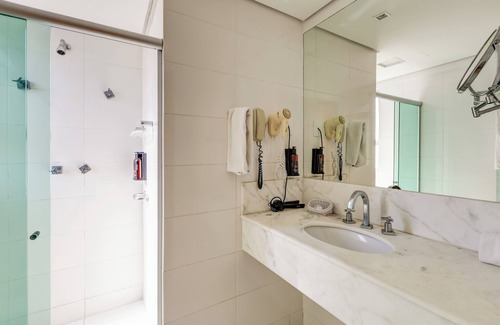 Liberdade Hotel | Welcoming BH Jaraguá Hotel: Family-Friendly with Pool & Spa