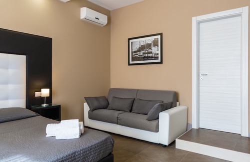Vasto House | Convenient Stay at BH Napoli Railway with Breakfast Included