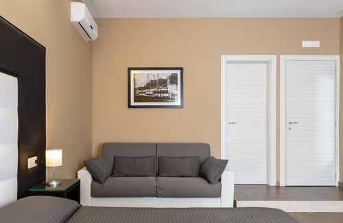 Vasto House | Convenient Stay at BH Napoli Railway with Breakfast Included