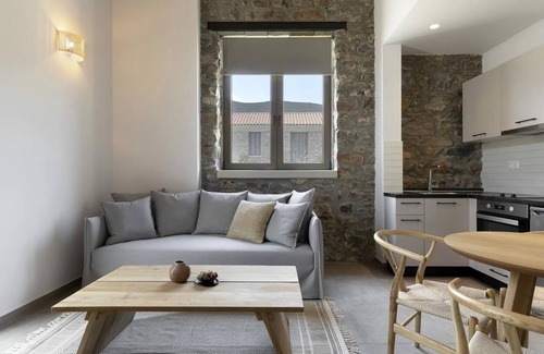 Pella Region House | BH1004 - C - Suite Magnisia