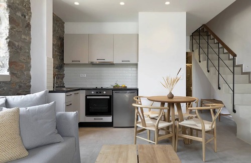 Pella Region House | BH1004 - C - Suite Magnisia