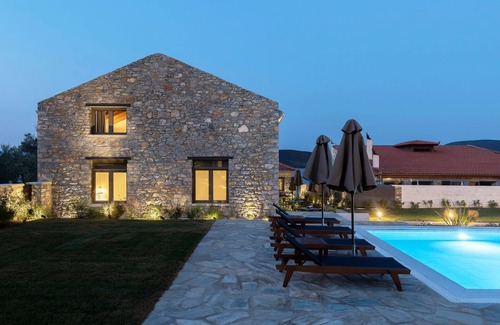 Pella Region House | BH1004 - C - Suite Magnisia