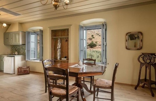 Hydra Apartment | Spacious Suite Hydra: Family-Friendly with Kitchen Access
