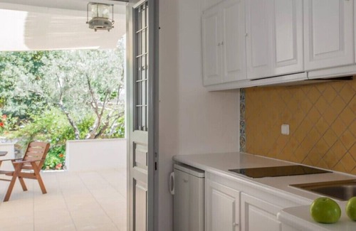 Hydra Apartment | Spacious Suite Hydra: Family-Friendly with Kitchen Access