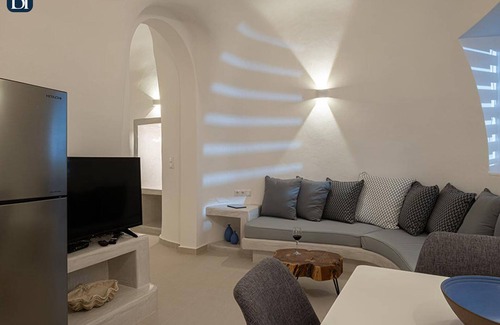 Karterados Apartment | Elegant Suite Santorini: Family-Friendly with Breakfast Included