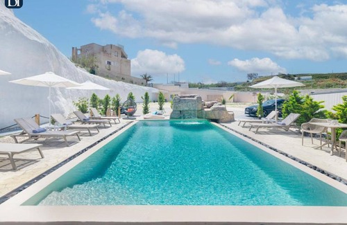 Karterados Apartment | Elegant Suite Santorini: Family-Friendly with Breakfast Included