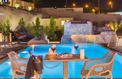 Karterados Apartment | Elegant Suite Santorini with Breakfast & Family-Friendly Perks