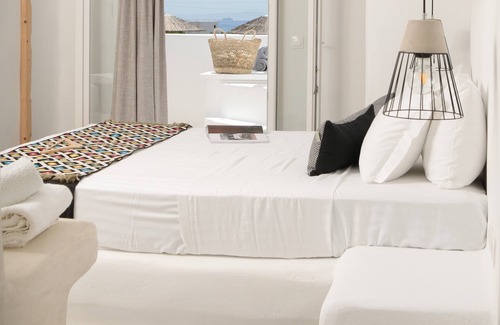 Milopotas Apartment | Cozy Suite Naxos: Pet-Friendly Stay with Pool & Hot Tub
