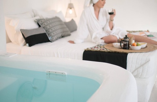 Milopotas Apartment | Cozy Suite Naxos: Pet-Friendly Stay with Pool & Hot Tub