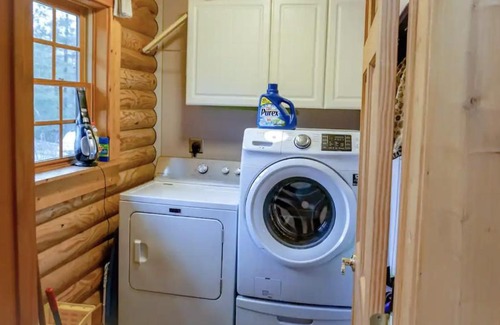 Fairview House | Cozy Bhattimore Cabin: Pet-Friendly Log Home Retreat