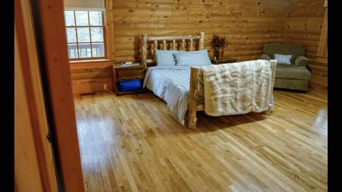 Fairview House | Cozy Bhattimore Cabin: Pet-Friendly Log Home Retreat