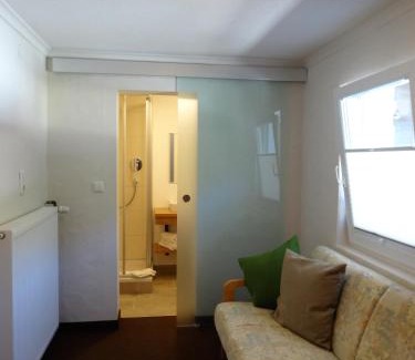 Schonbach Bed & Breakfast | Discover Bhome Gästehaus: Pet-Friendly Oceanfront Retreat