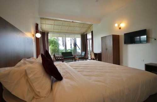 Bhopal Bed & Breakfast | Elegant Bhopal Lake Stays: Rated 9.4 with Great Amenities