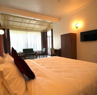 Bhopal Bed & Breakfast | Elegant Bhopal Lake Stays: Rated 9.4 with Great Amenities