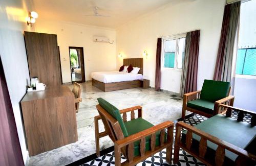 Bhopal Bed & Breakfast | Elegant Bhopal Lake Stays: Rated 9.4 with Great Amenities
