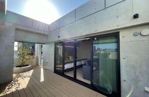 Hiroshima City Centre Apartment | Elegant Hotel Nekoyard: Scenic City View & Jacuzzi