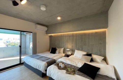 Hiroshima City Centre Apartment | Elegant Hotel Nekoyard: Scenic City View & Jacuzzi