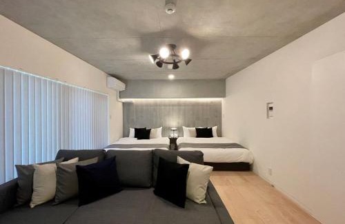 Hiroshima City Centre Apartment | Elegant Hotel Nekoyard: Scenic City View & Jacuzzi