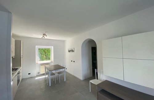 Castelletto House | Cozy Biancarosa Apartment with Scenic Lake View