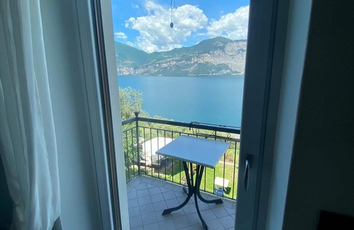 Castelletto House | Cozy Biancarosa Apartment with Scenic Lake View