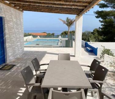 Loutraki-Agioi Theodoroi House | Discover Bianco e Azzuro: Family-Friendly Getaway Awaits