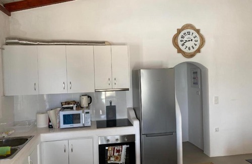 Loutraki-Agioi Theodoroi House | Discover Bianco e Azzuro: Family-Friendly Getaway Awaits