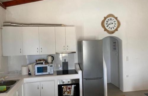 Loutraki-Agioi Theodoroi House | Discover Bianco e Azzuro: Family-Friendly Getaway Awaits