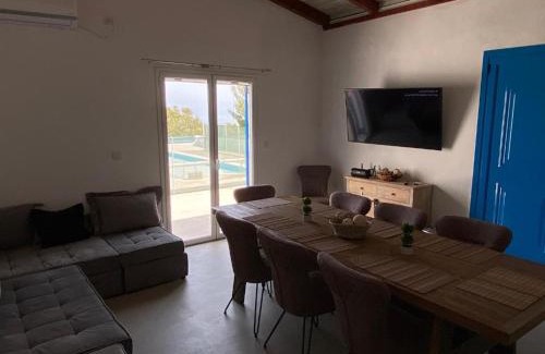 Loutraki-Agioi Theodoroi House | Discover Bianco e Azzuro: Family-Friendly Getaway Awaits