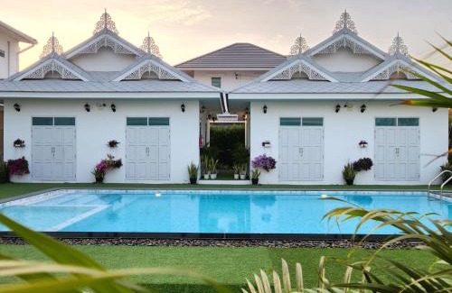 Cha-am Resort | Relax at Bianco House Resort: Pool, Hot Tub & Breakfast