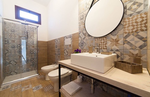 Rilievo Bed & Breakfast | Highly Rated B&B Bianco Sale with Breakfast & Family Amenities