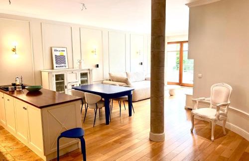 Redlowo Apartment | Pet-Friendly Biarritz Apartment Gdynia for Family Getaways