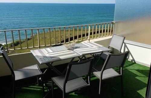 Biarritz City Centre Apartment | Stunning Oceanfront Stay in Biarritz with Pool & Spa