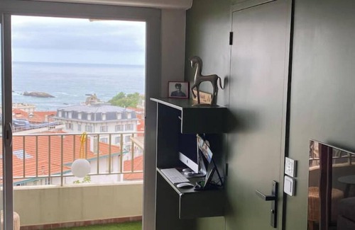 Biarritz City Centre Apartment | Serene Biarritz with Ocean Views and Family-Friendly Amenities