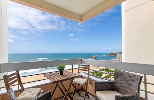 Behobie Apartment | Oceanfront Residence Victoria: Breathtaking Views Await
