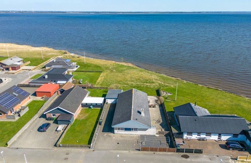 Thorsminde House | Relax at "Bibbi" - Steps from the Ocean with Spa Access