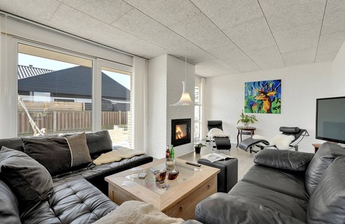 Thorsminde House | Relax at "Bibbi" - Steps from the Ocean with Spa Access