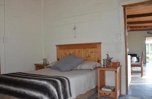 Barrydale House | Experience Bibi's Joy: Pet-Friendly Retreat with Hot Tub