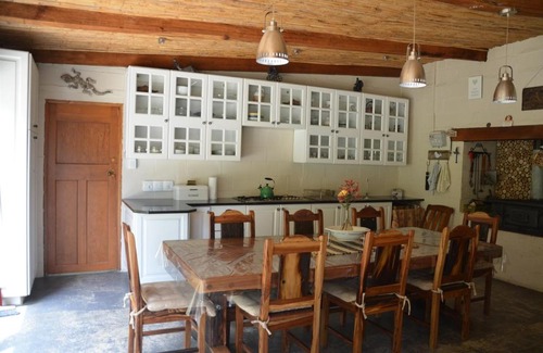 Barrydale House | Experience Bibi's Joy: Pet-Friendly Retreat with Hot Tub