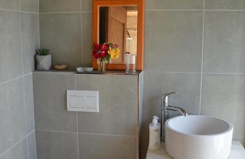 Barrydale House | Experience Bibi's Joy: Pet-Friendly Retreat with Hot Tub