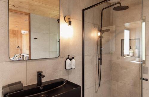 Bicheno House | Inviting Bicheno Garden Cottages: Rated 9/10 & Family-Friendly