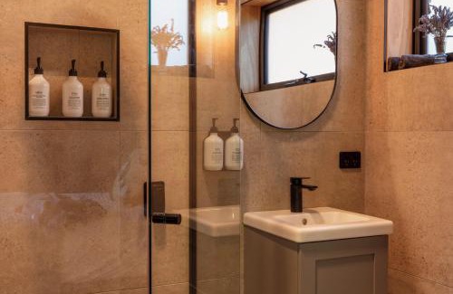 Bicheno House | Inviting Bicheno Garden Cottages: Rated 9/10 & Family-Friendly