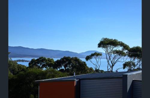 Bicheno Apartment | Scenic Bicheno Views on Douglas with Oceanfront Amenities