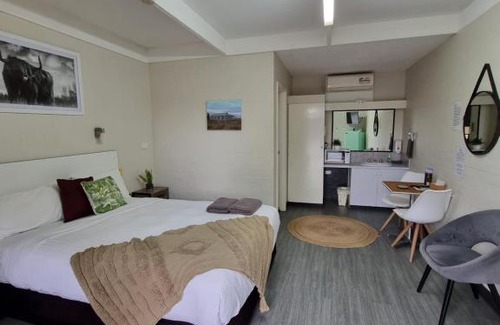 Hay Hotel | Comfortable Stay at Bidgee Motor Inn with Pool & Breakfast