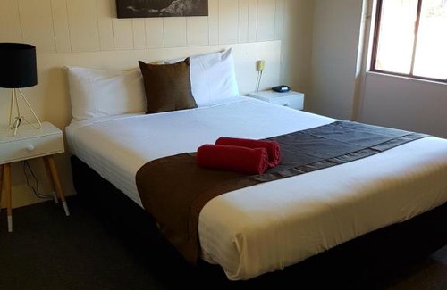 Hay Hotel | Comfortable Stay at Bidgee Motor Inn with Pool & Breakfast