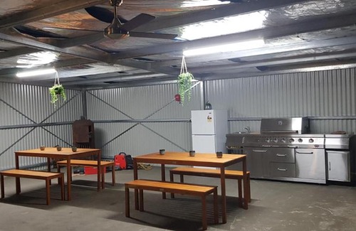 Hay Hotel | Comfortable Stay at Bidgee Motor Inn with Pool & Breakfast