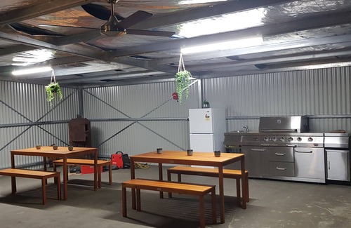 Hay Hotel | Comfortable Bidgee Motor Inn with Pool and Family Amenities