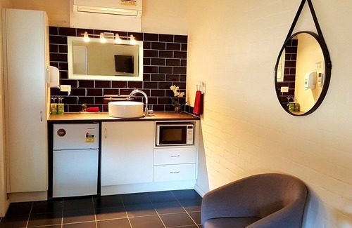 Hay Hotel | Comfortable Bidgee Motor Inn with Pool and Family Amenities