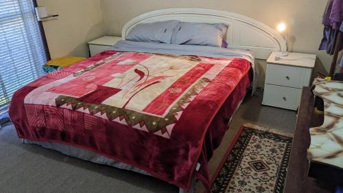 Bidwill House | Cozy Homestay: Large Private Room with Kitchen Essentials